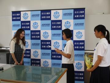 室内でALTの先生にお別れの挨拶をする生徒の様子
